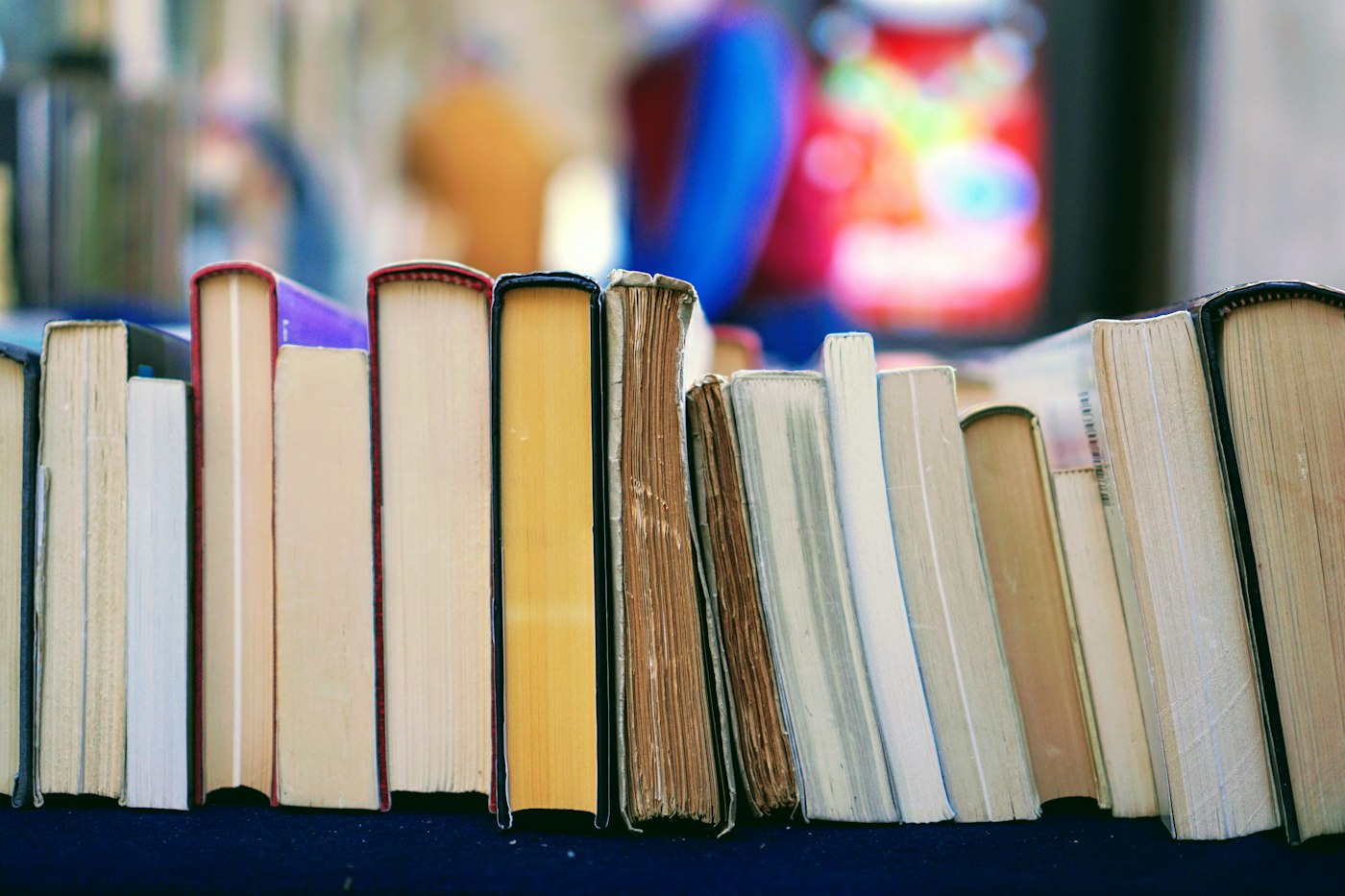 Стопка книг і каталогів на світлому тлі